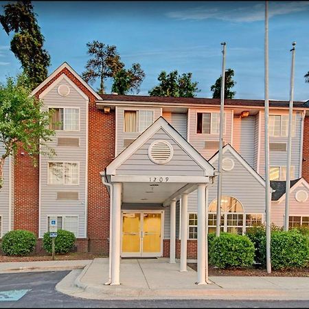 Travelers Inn And Suites Raleigh Exterior foto